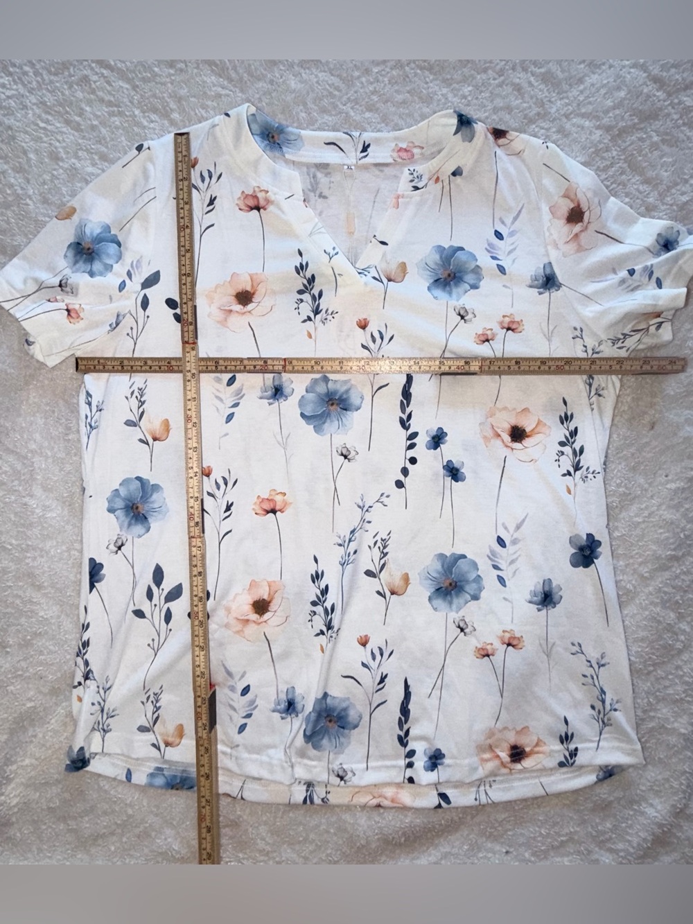 👚 4 for $15! Women’s Floral Short-Sleeve V-Neck White with Blue & Peach Blooms - Picture 7 of 7